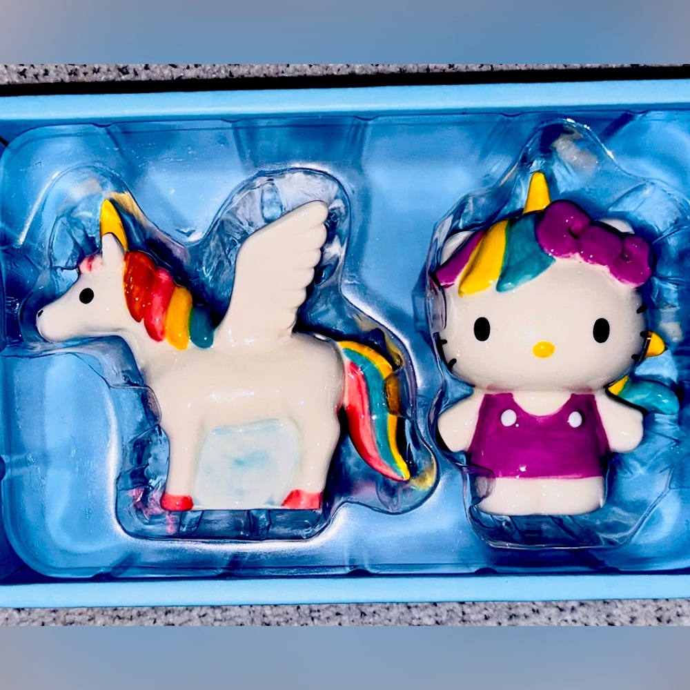 BRAND NEW Hello Kitty Salt & Pepper Shaker